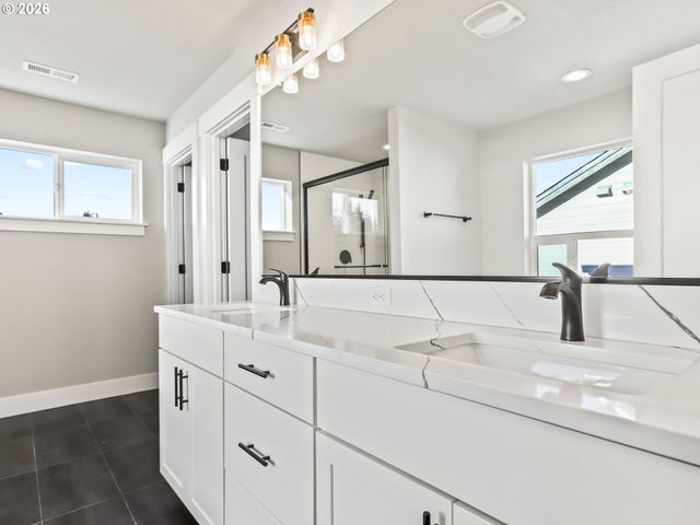 2006 E BADGER Way 2, La Center, WA 98629