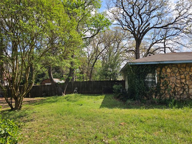 216 Westwood Road, Palestine, TX 75803