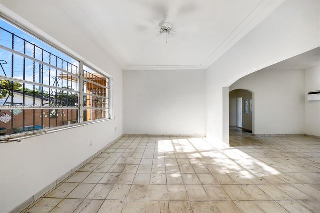 297 Eucalyptus Dr, Hialeah, FL 33010