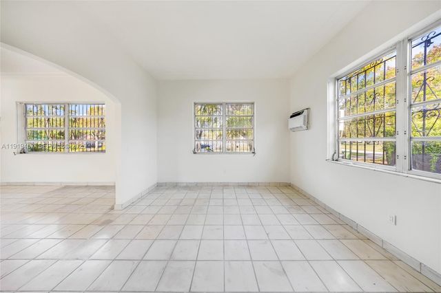 297 Eucalyptus Dr, Hialeah, FL 33010