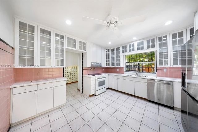 297 Eucalyptus Dr, Hialeah, FL 33010