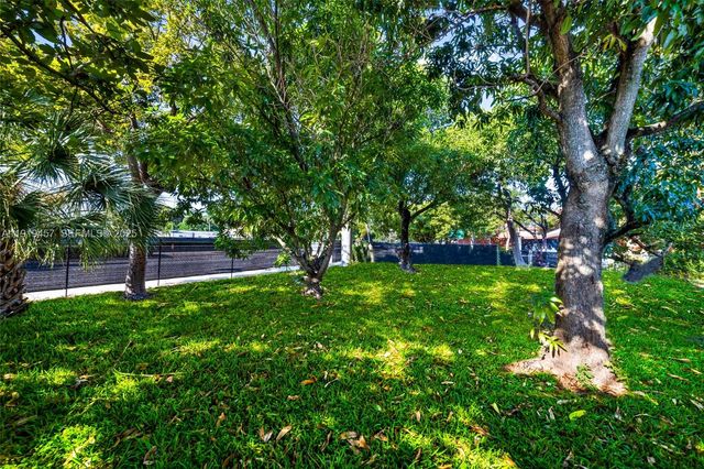 297 Eucalyptus Dr, Hialeah, FL 33010