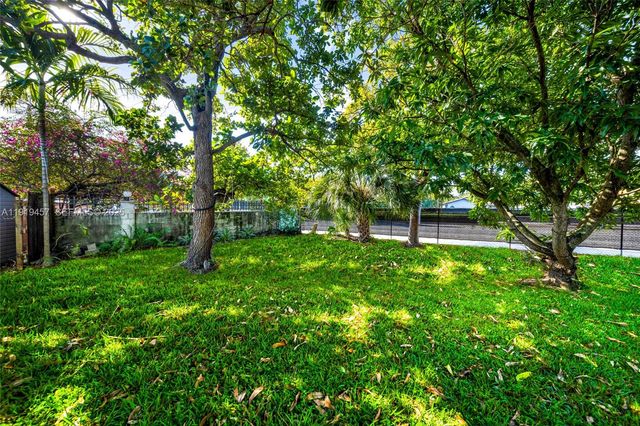 297 Eucalyptus Dr, Hialeah, FL 33010