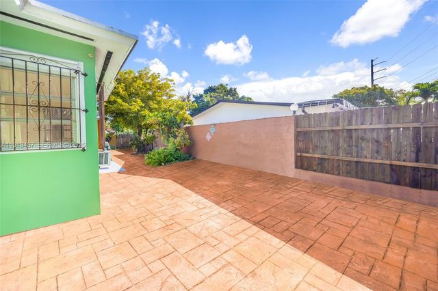 297 Eucalyptus Dr, Hialeah, FL 33010