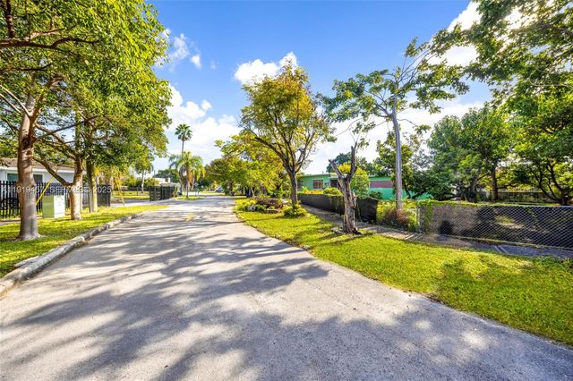 297 Eucalyptus Dr, Hialeah, FL 33010