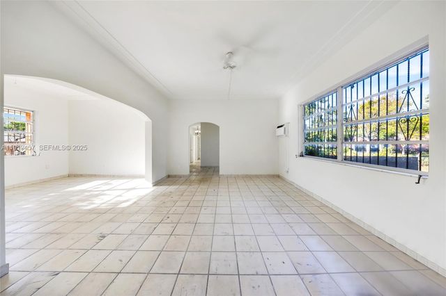 297 Eucalyptus Dr, Hialeah, FL 33010