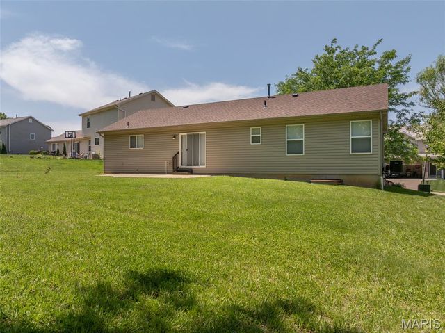 464 Fall River Lane, St Charles, MO 63304