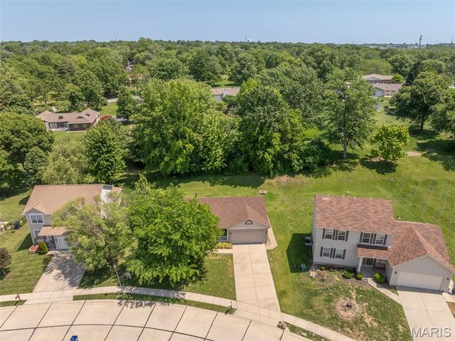 464 Fall River Lane, St Charles, MO 63304