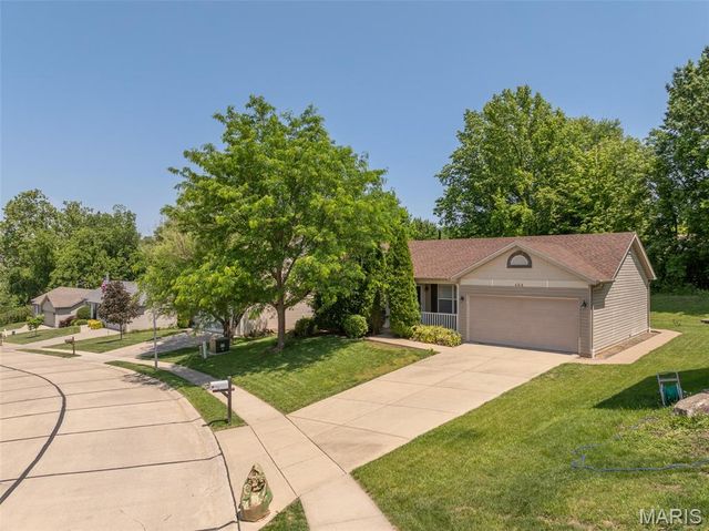 464 Fall River Lane, St Charles, MO 63304