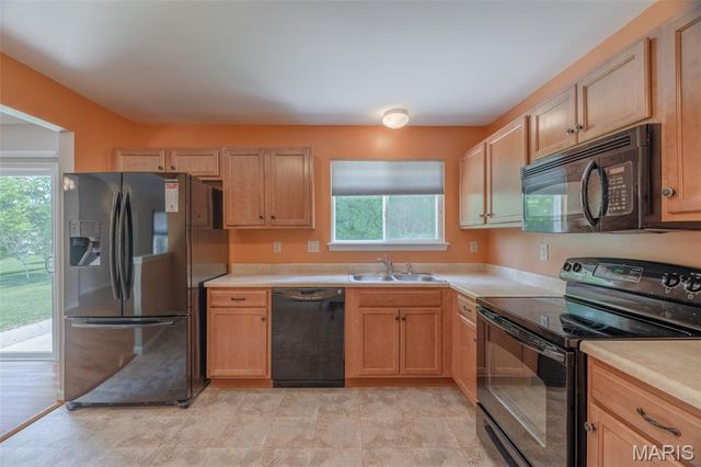 464 Fall River Lane, St Charles, MO 63304