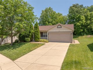 464 Fall River Lane, St Charles, MO 63304