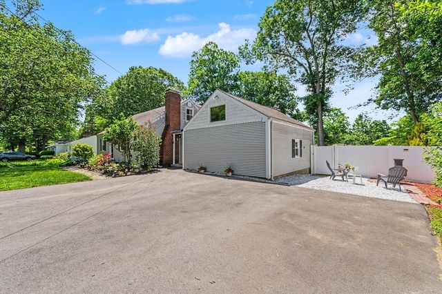 25 Moynihan Rd, Hamilton, MA 01982