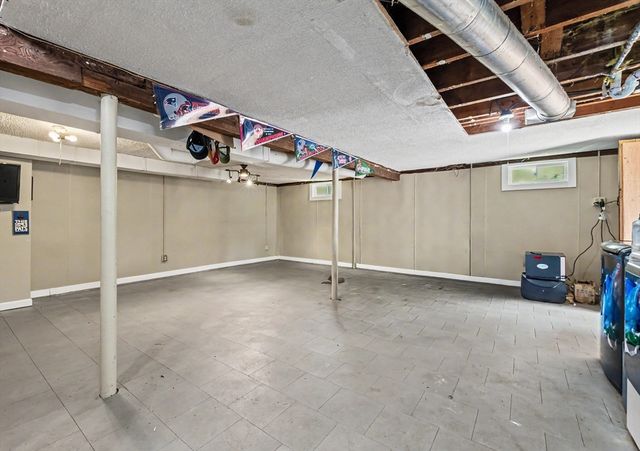 25 Moynihan Rd, Hamilton, MA 01982