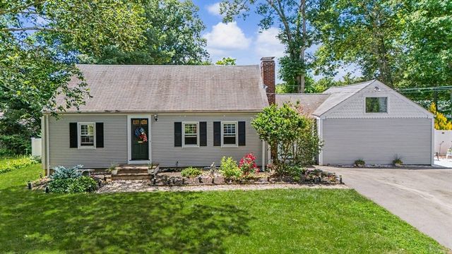 25 Moynihan Rd, Hamilton, MA 01982