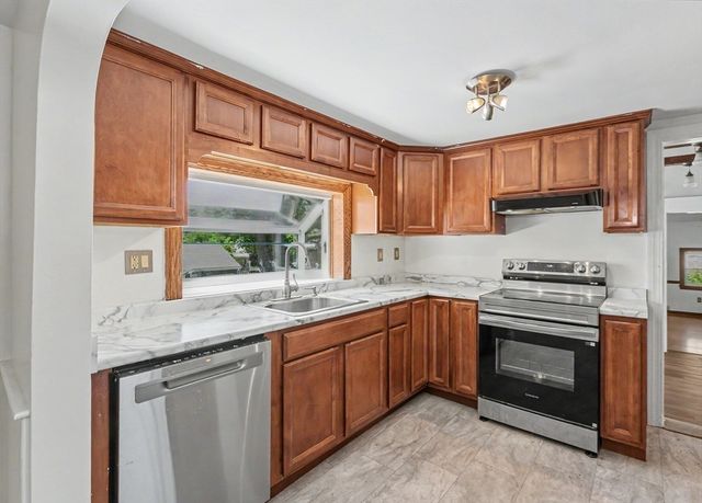 25 Moynihan Rd, Hamilton, MA 01982