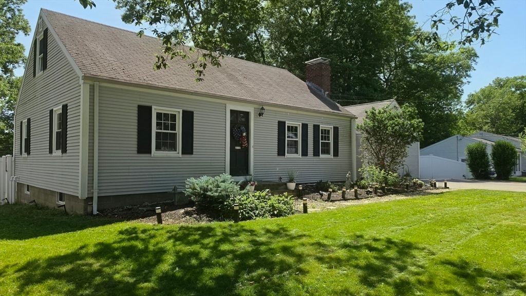 25 Moynihan Rd, Hamilton, MA 01982