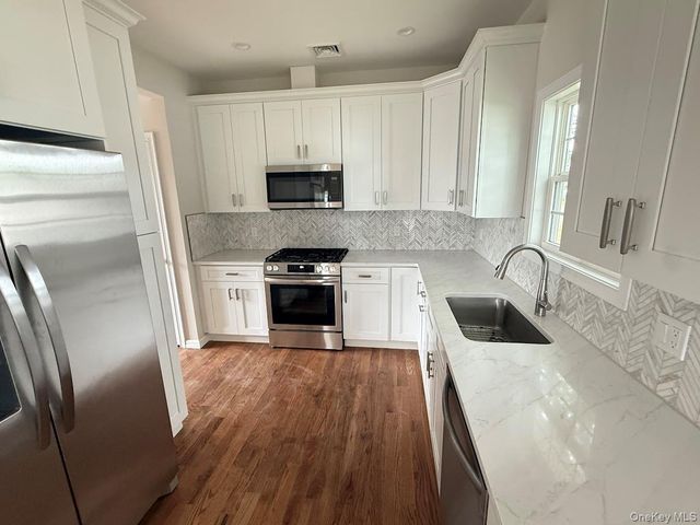 8 Gail Grace Court, Copiague, NY 11726