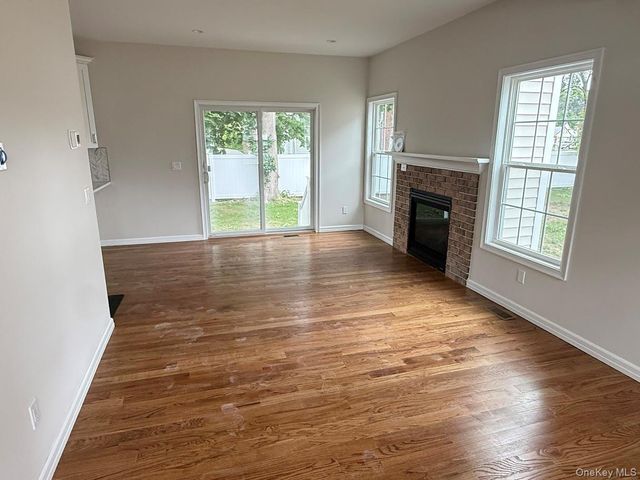 8 Gail Grace Court, Copiague, NY 11726