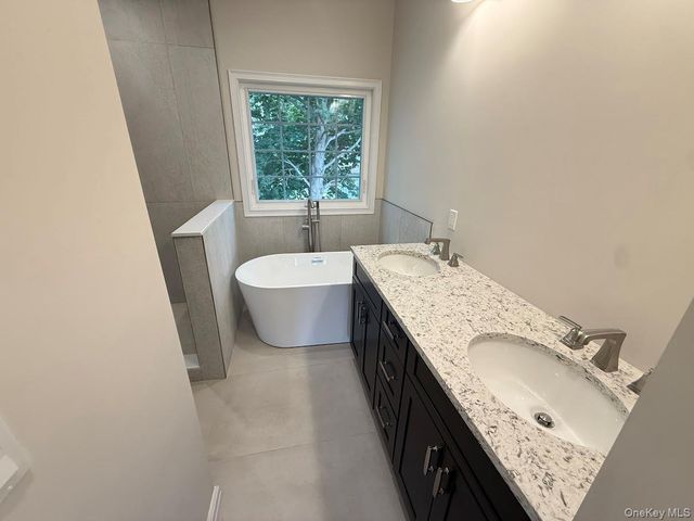 8 Gail Grace Court, Copiague, NY 11726
