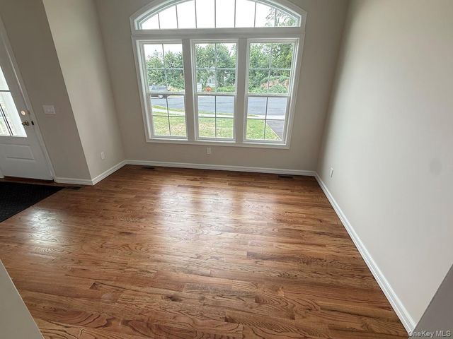 8 Gail Grace Court, Copiague, NY 11726