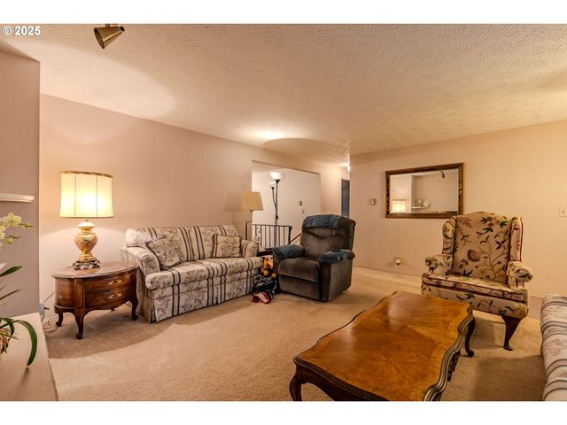 5866 Se LLOYD St, Milwaukie, OR 97222