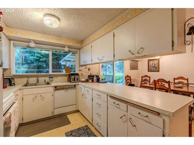 5866 Se LLOYD St, Milwaukie, OR 97222