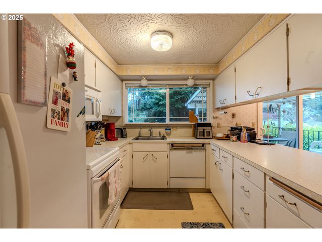 5866 Se LLOYD St, Milwaukie, OR 97222