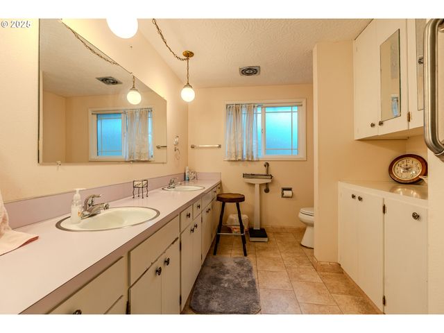 5866 Se LLOYD St, Milwaukie, OR 97222