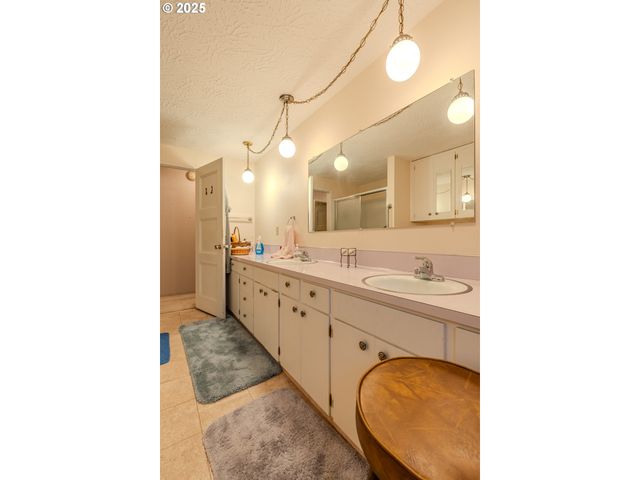 5866 Se LLOYD St, Milwaukie, OR 97222