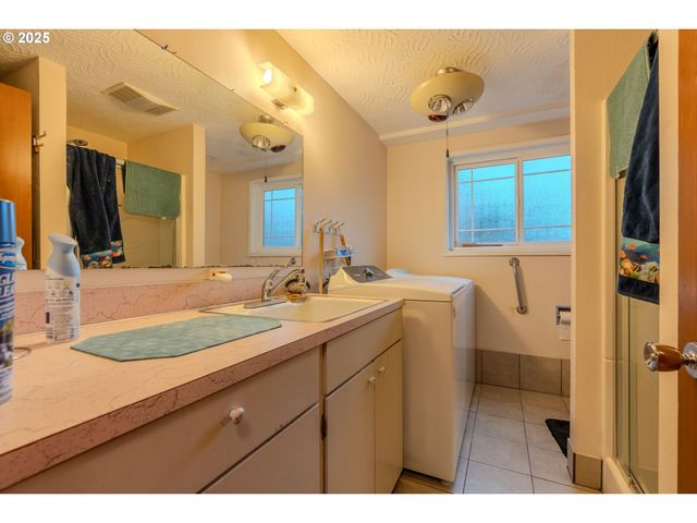 5866 Se LLOYD St, Milwaukie, OR 97222