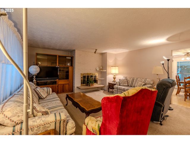 5866 Se LLOYD St, Milwaukie, OR 97222