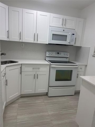 17255 SW 95th Ave 211, Palmetto Bay, FL 33157