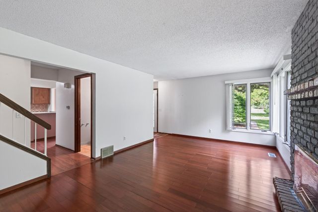 313 Elan Court, Woodbury, MN 55125