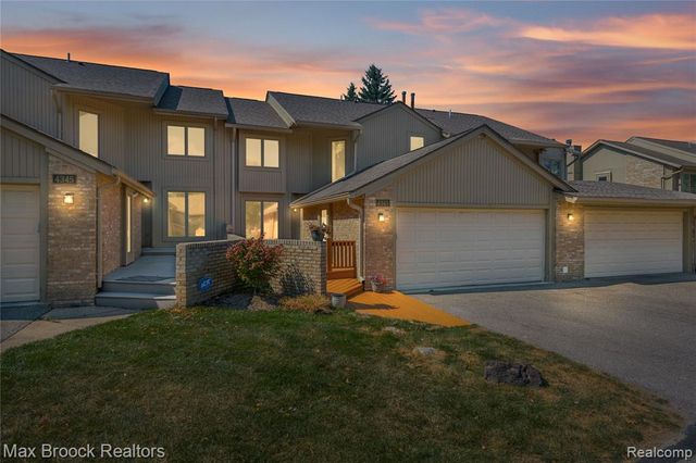 4343 Foxpointe Drive, West Bloomfield, MI 48323