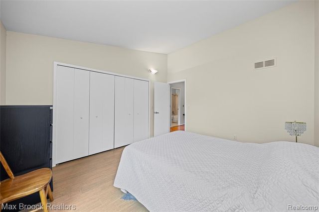 4343 Foxpointe Drive, West Bloomfield, MI 48323