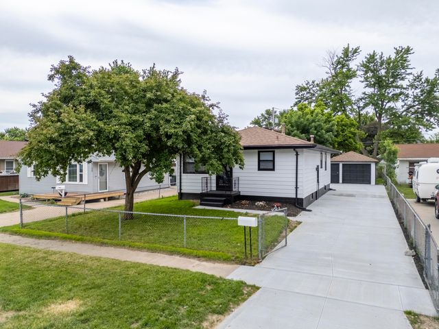 3137 AVENUE H, Council Bluffs, IA 51501