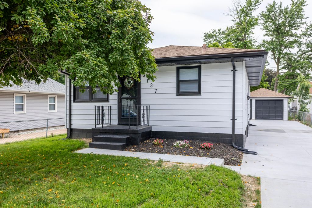 3137 AVENUE H, Council Bluffs, IA 51501