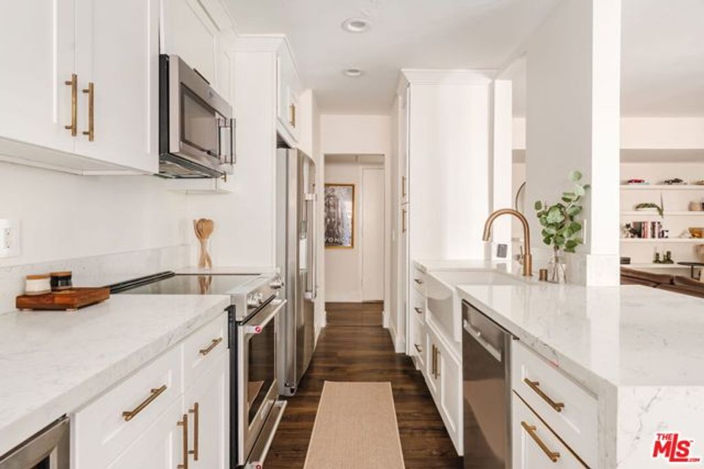 1010 Palm Avenue 106, West Hollywood, CA 90069