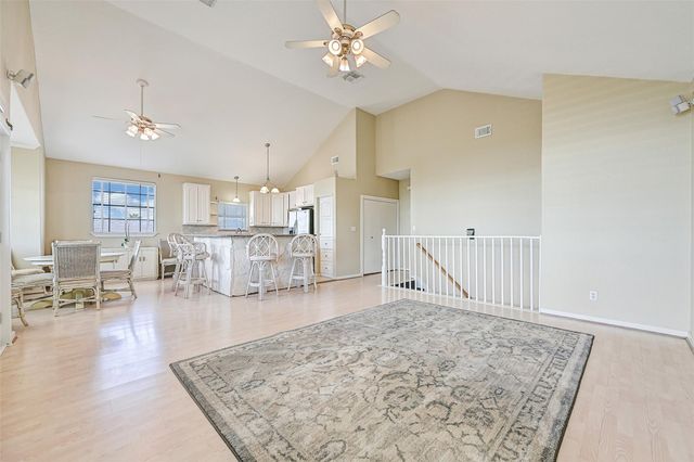 40 Harbor Circle, Tiki Island, TX 77554