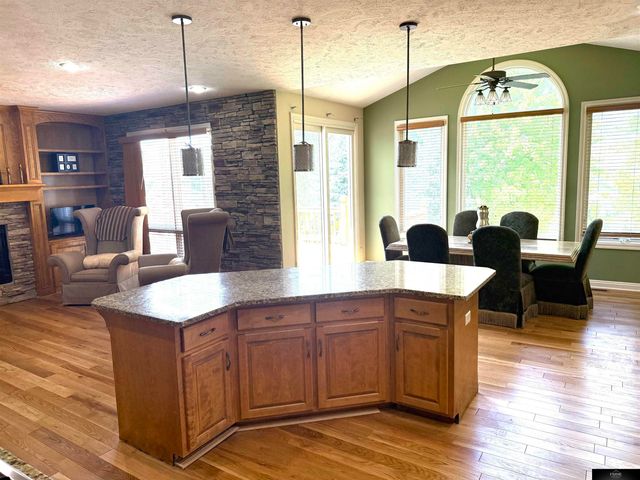 936 S 181 Street, Elkhorn, NE 68022