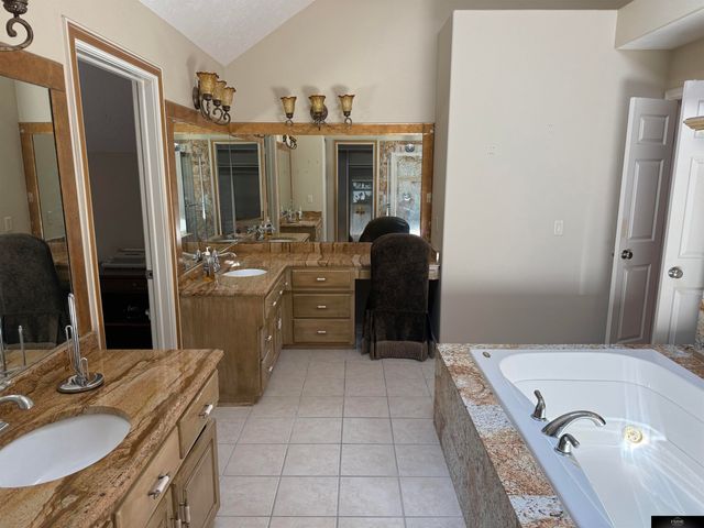 936 S 181 Street, Elkhorn, NE 68022