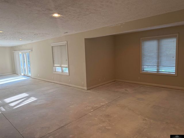 936 S 181 Street, Elkhorn, NE 68022