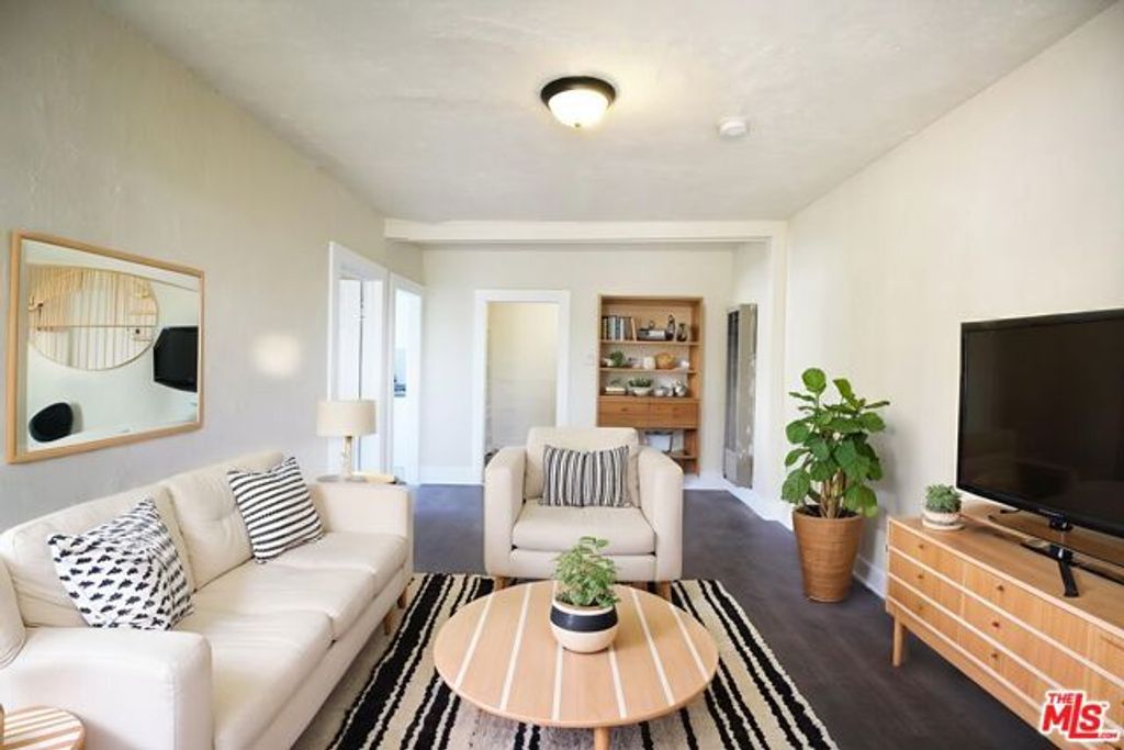 566 N Juanita Avenue, Los Angeles, CA 90004