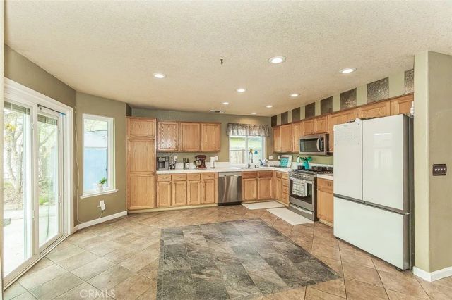 671 Cambria Lane, Lemoore, CA 93245