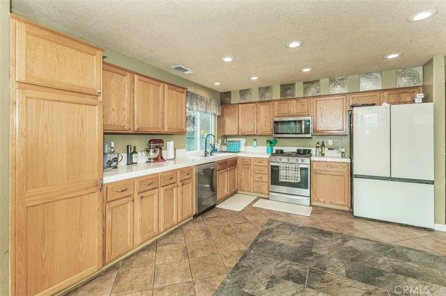 671 Cambria Lane, Lemoore, CA 93245