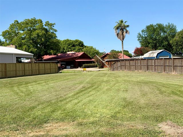 395 Governor Hogg Drive, Point Blank, TX 77364