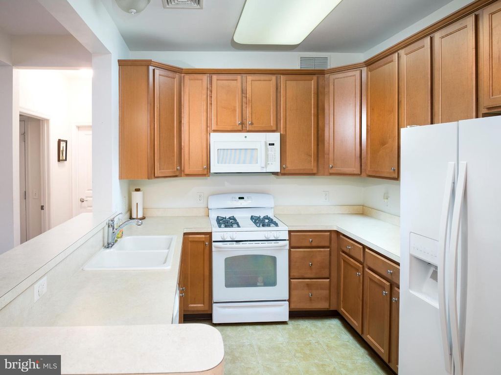 411 CREEKSIDE DR, Brookhaven, PA 19015