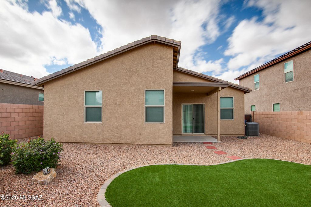 Image 2 of property listing at 7845 S Sugarbend Drive, Tucson, AZ 85757