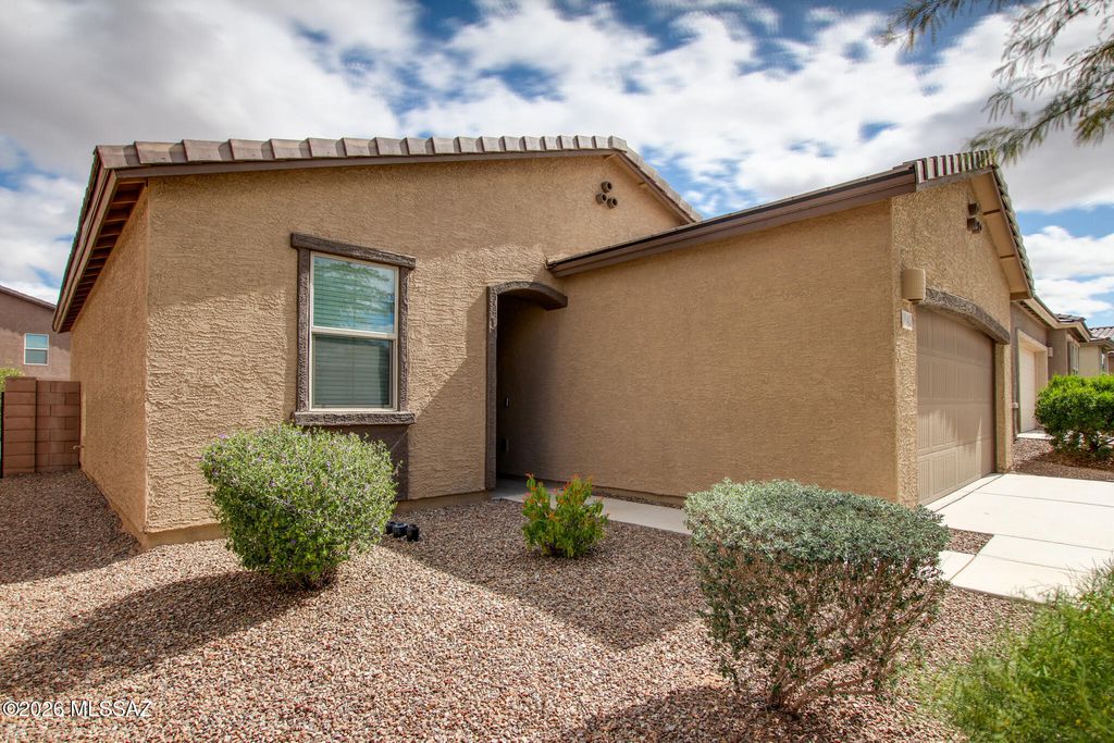 Image 6 of property listing at 7845 S Sugarbend Drive, Tucson, AZ 85757
