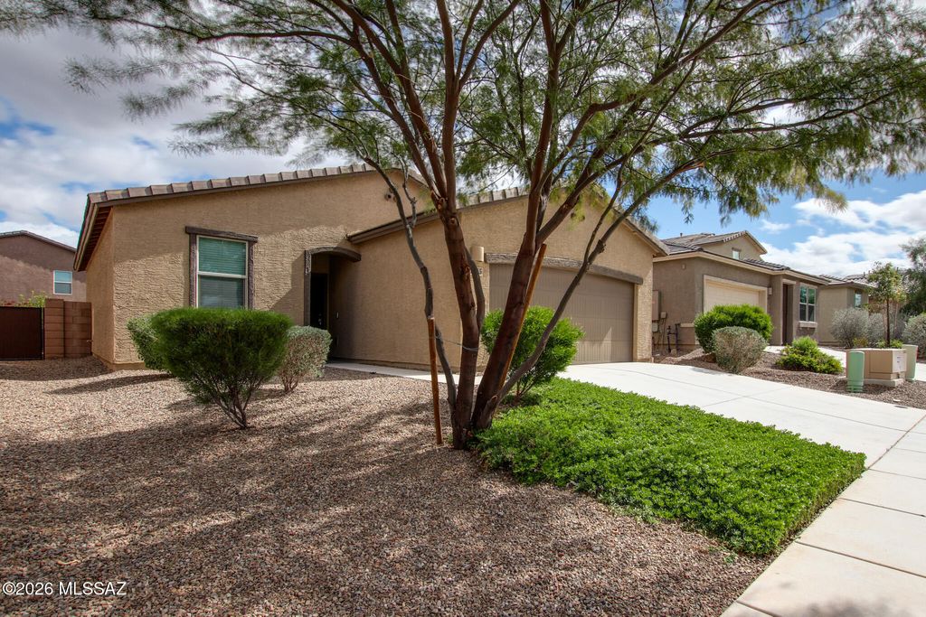 Image 7 of property listing at 7845 S Sugarbend Drive, Tucson, AZ 85757